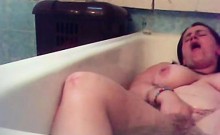 Spycam huge busty woman masturbating in tub